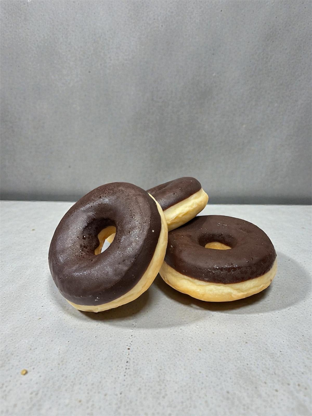 Donut glazurat cu ciocolată